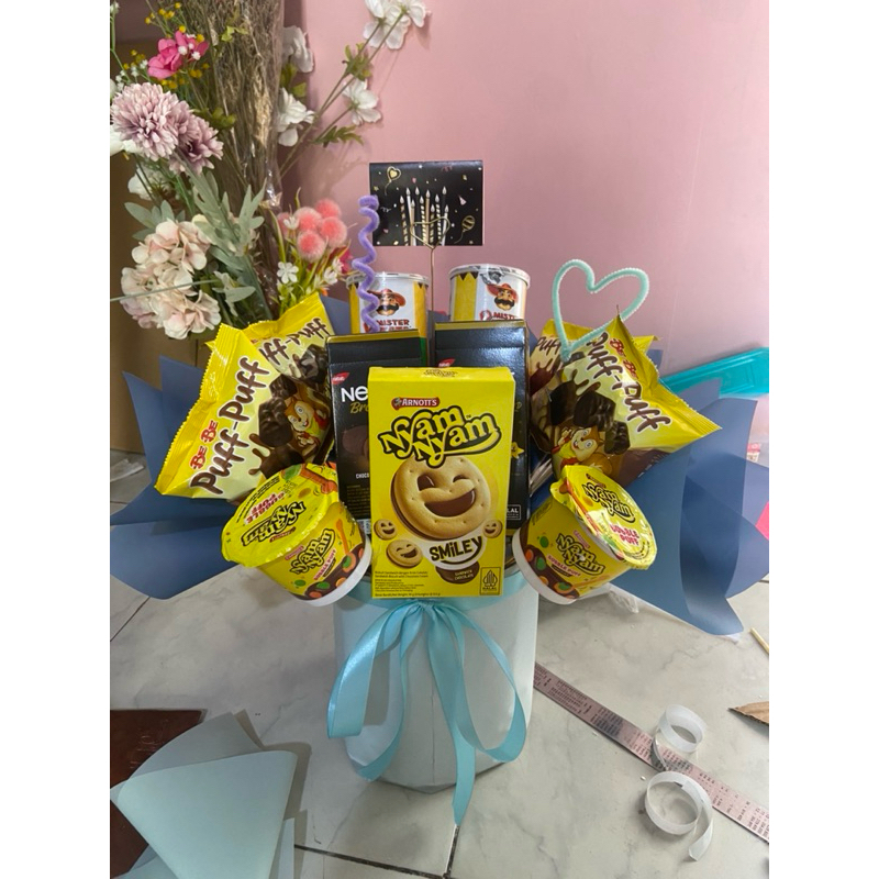 Bloom box snack/bucket snack