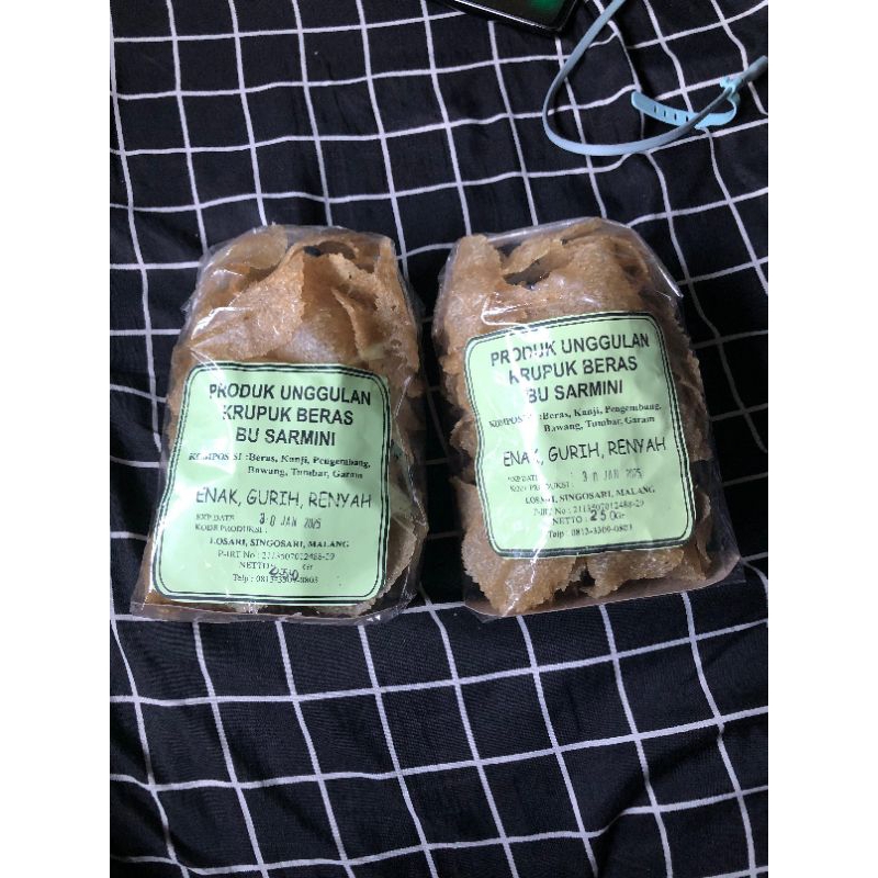

Oleh-oleh kerupuk beras atau nasi