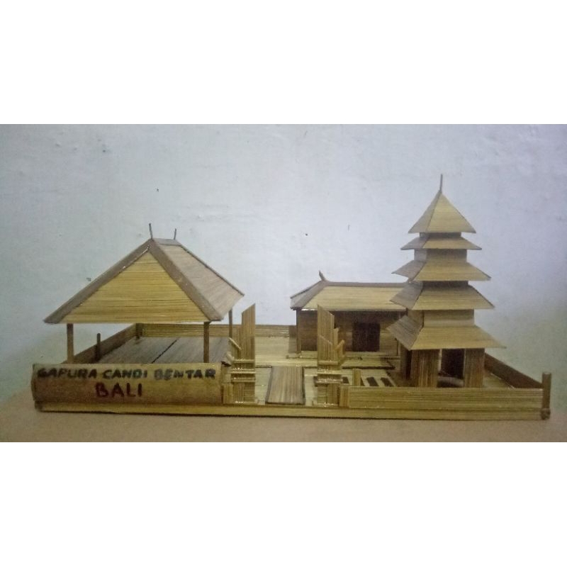 miniatur gapura candi bentar dari bambu. rumah adat bali