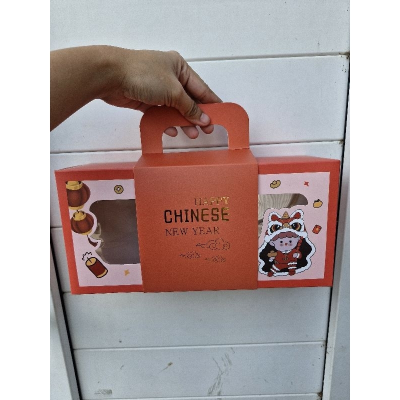 

Box Kue Keranjang Exclusive Box Imlek 3 jar 600ml 750ml box imlek cupcake box imlek bolu gulung box imlek 3 jar 750ml box imlek 3 jar 800ml Dus Kue imlek box Imlek Cake Roll box kuker imlek box cookies imlek box souvenir imlek box dodol cina