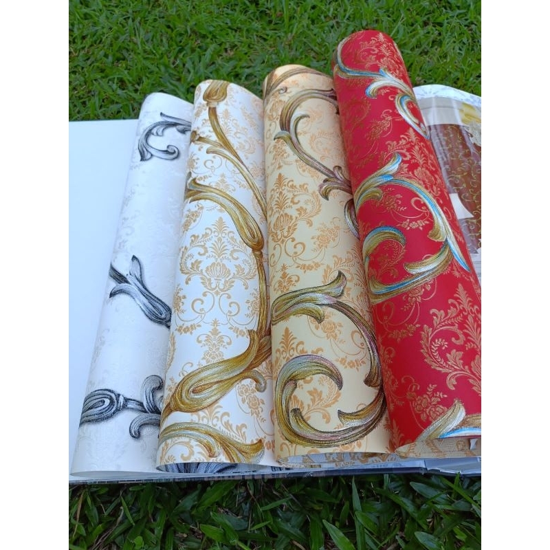 Wallpaper Motif Batik Mewah Salur Emas