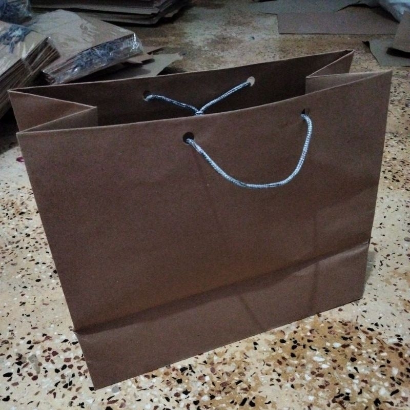 

Paperbag Ukuran 26×12×20 | Paperbag Polos | Paperbag Murah | Paperbag Souvenir