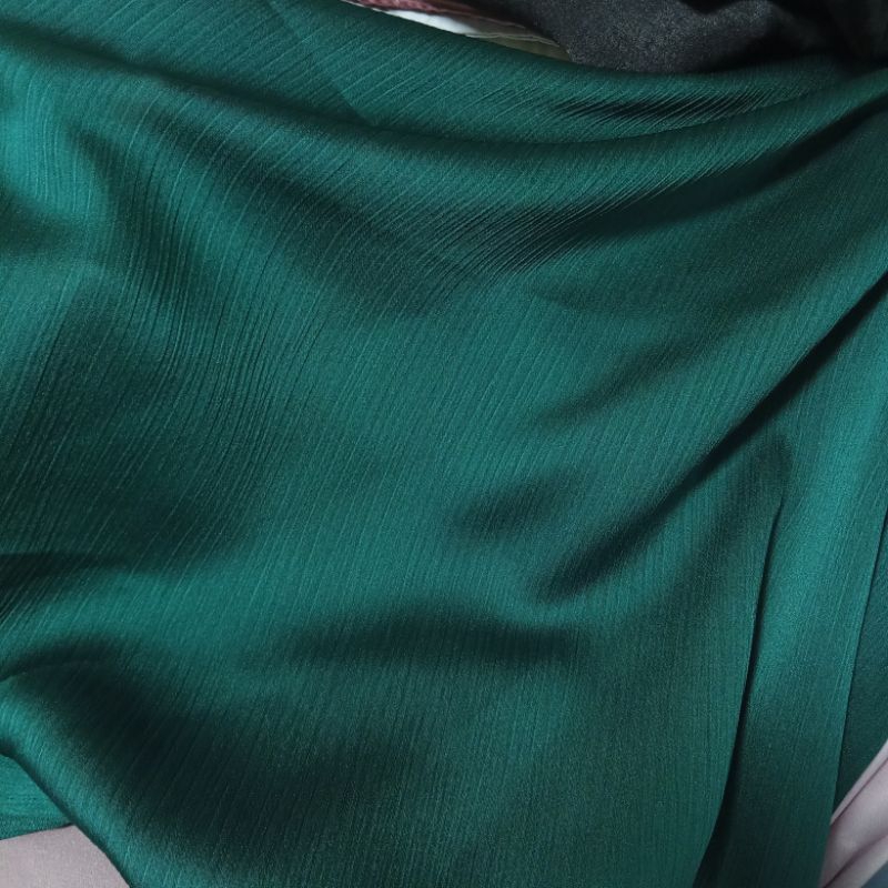 Kain Cardenza Silk polos warna hijau botol - Kain Meteran Tr | Harga Per Setengah Meter