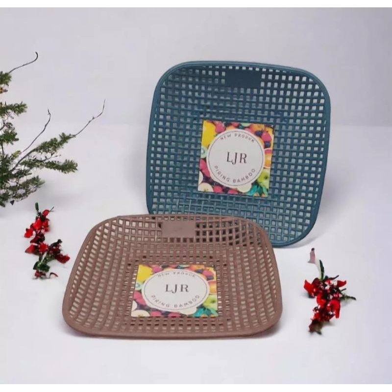 Piring Plastik Rotan Anyaman Kotak Random Colour 1 Pcs