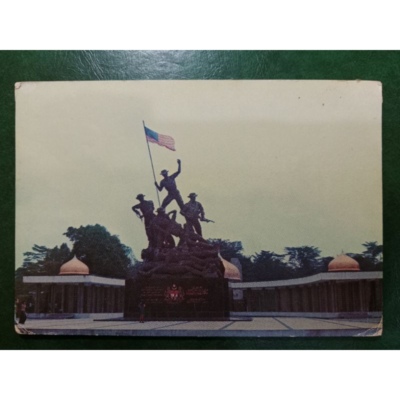 

Post Card Malaysia National Monument in lake Garden UN USED