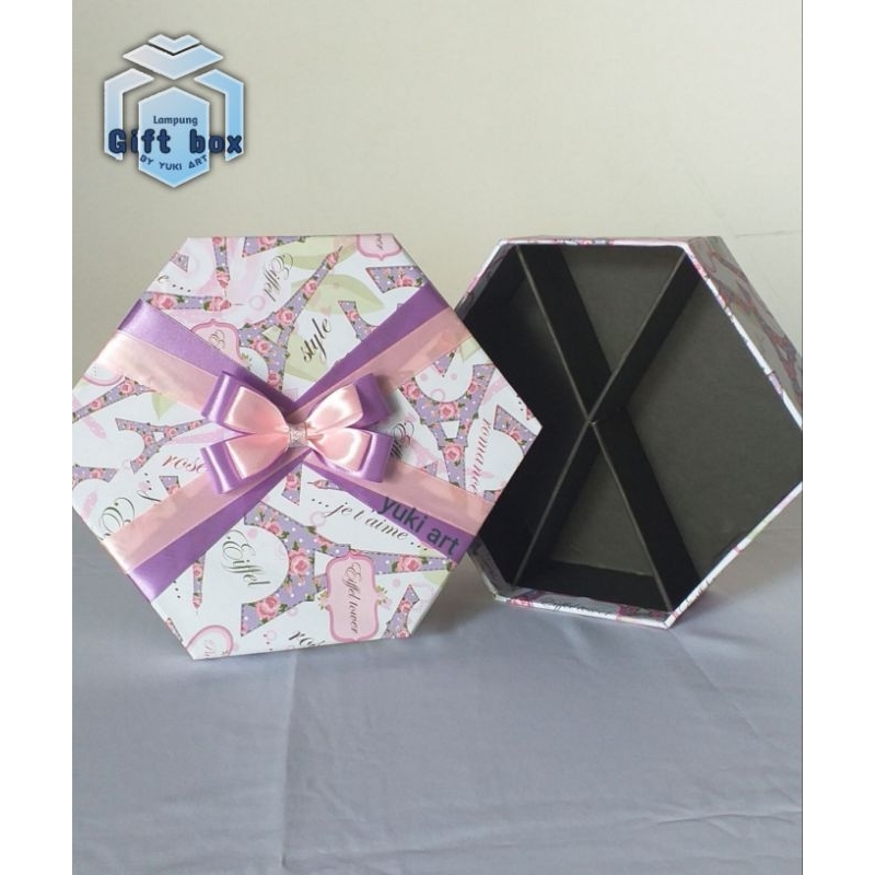 

Gift box hexagon diameter 20cm tinggi 10cm