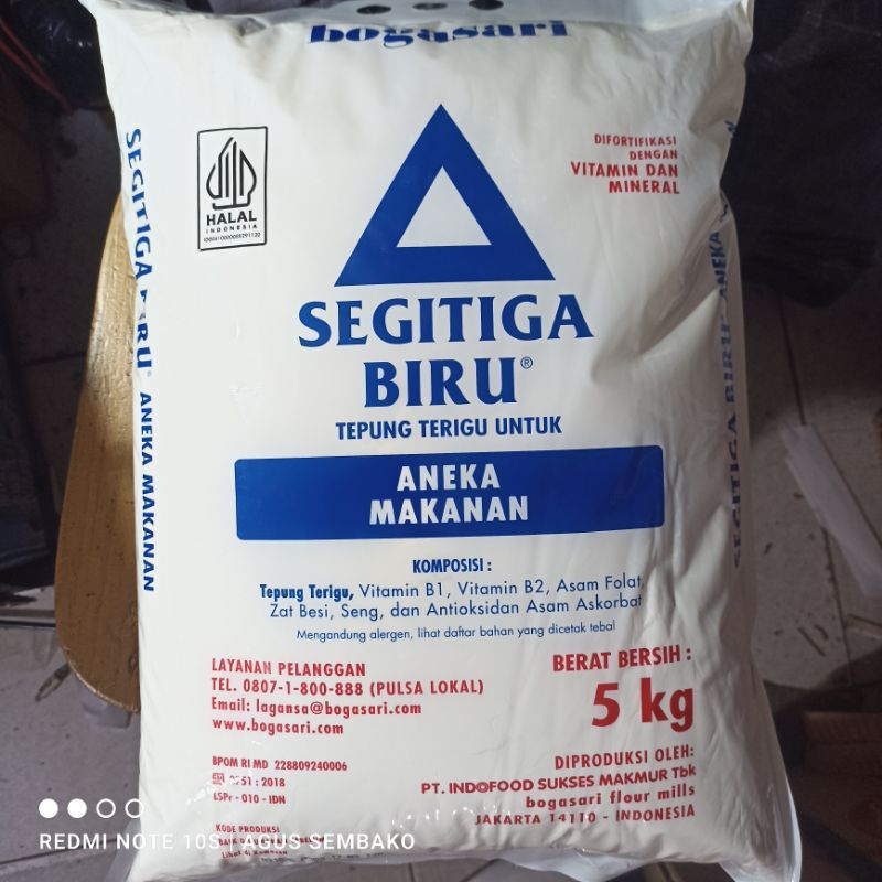 

1 bal tepung terigu segitiga biru 5 kg