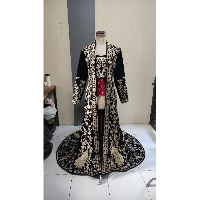 kebaya bludru ekor