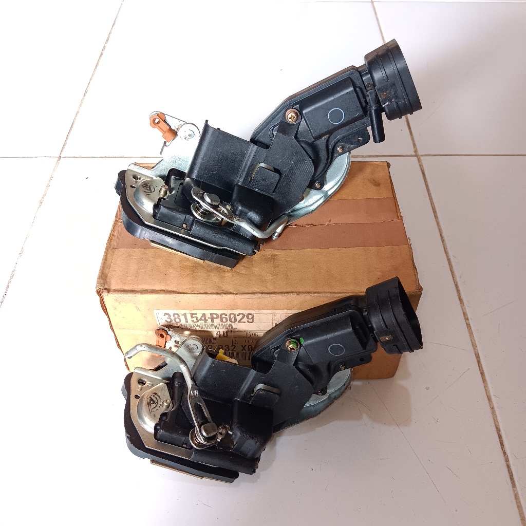 door lock hilux 97 bagian kanan original
