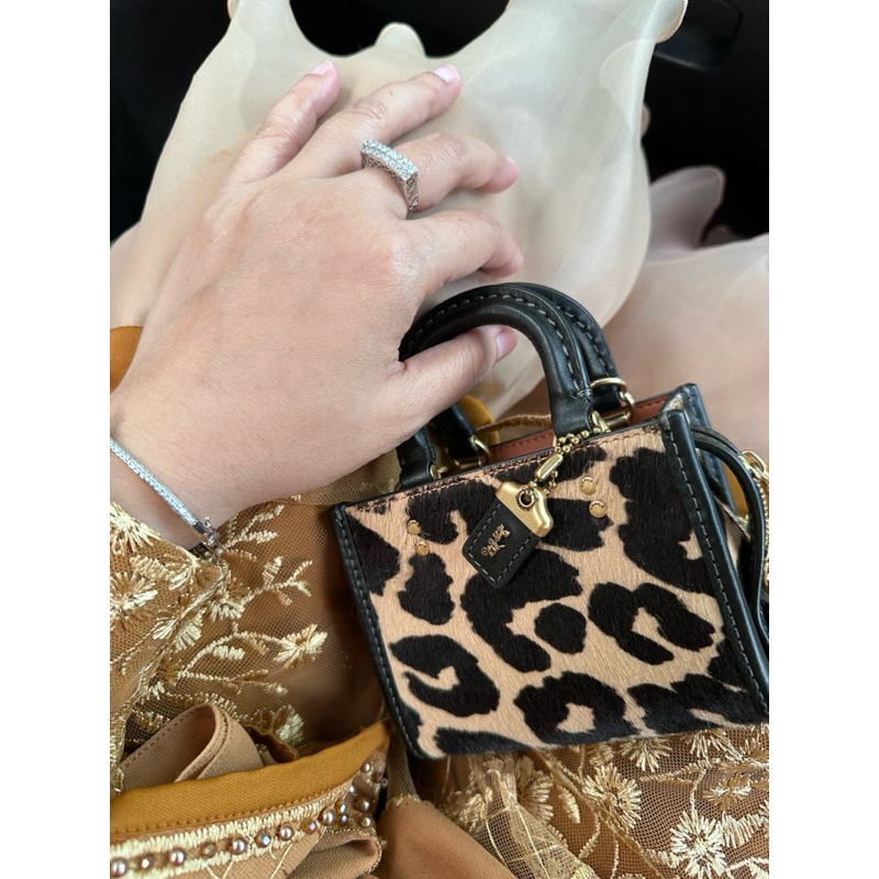 vvgc like new banget baru beli 2 minggu coach leopard