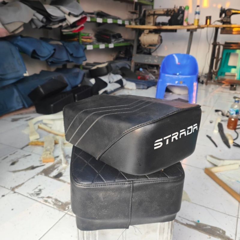 Jok belakang vespa (Logo Strada)