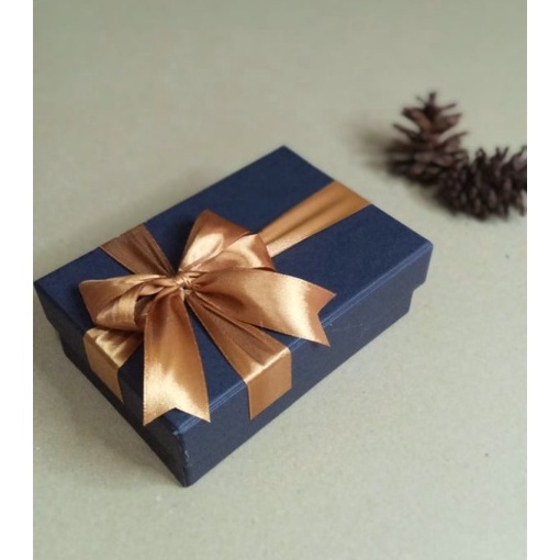 

KI3 kotak kado 15x1x5 berpita