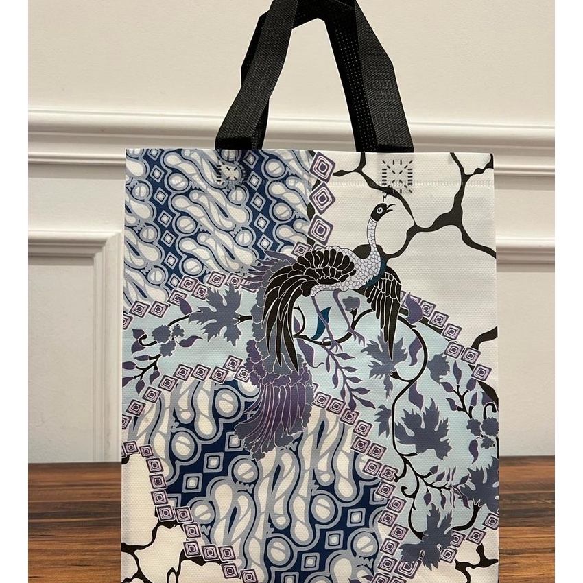 

Istimewa LUSINAN TAS GOODIEBAG LAMINASI BATIK NUSANTARA TAS SPUNBOND HAMPERS SOUVENIR Standing Box