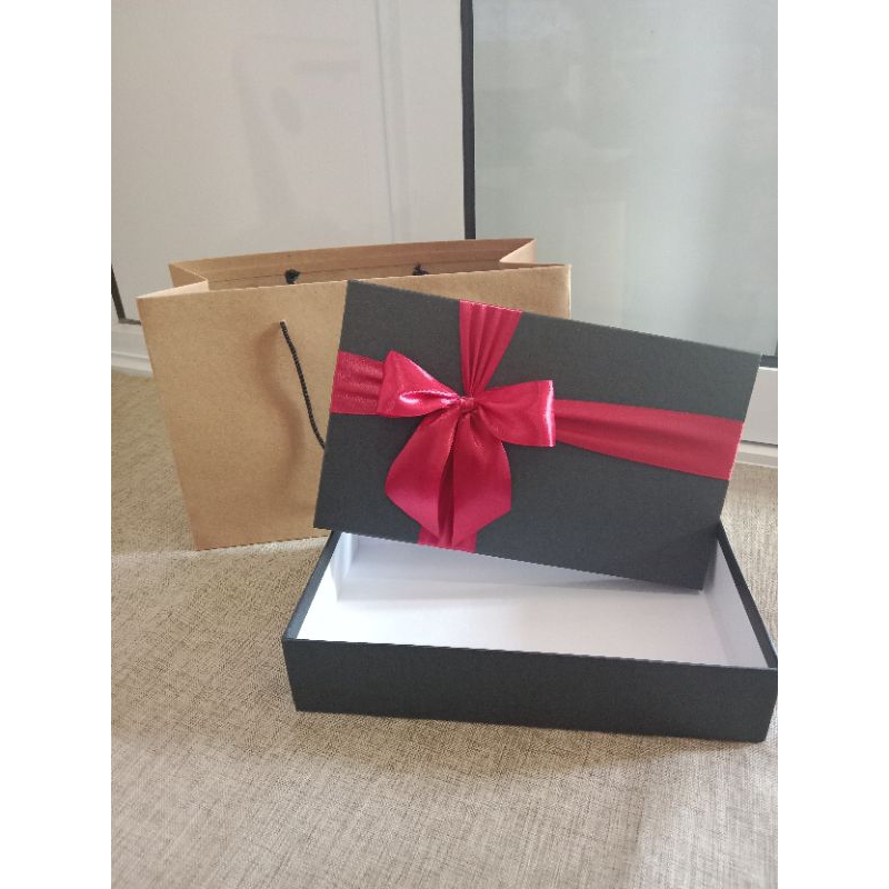 

Kotak kado ukuran 25x15x6cm FREE kertas cacahan, kartu ucapan & paperbag