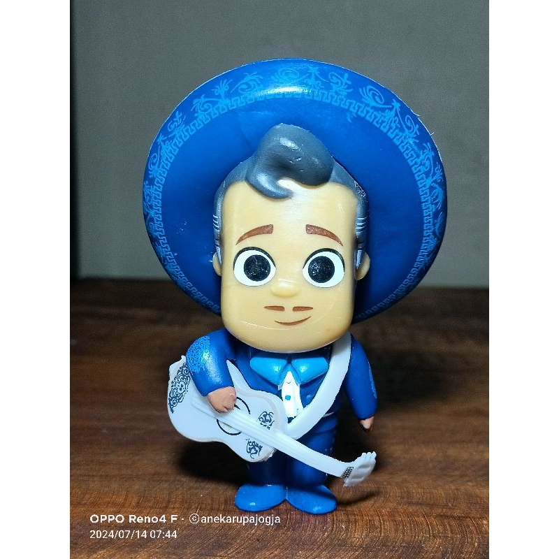 action figure coco ernesto de la cruz biru