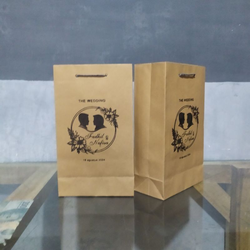 

Paper Bag Sovenir Pernikahan Sablon Murah UK. 15x10x25cm