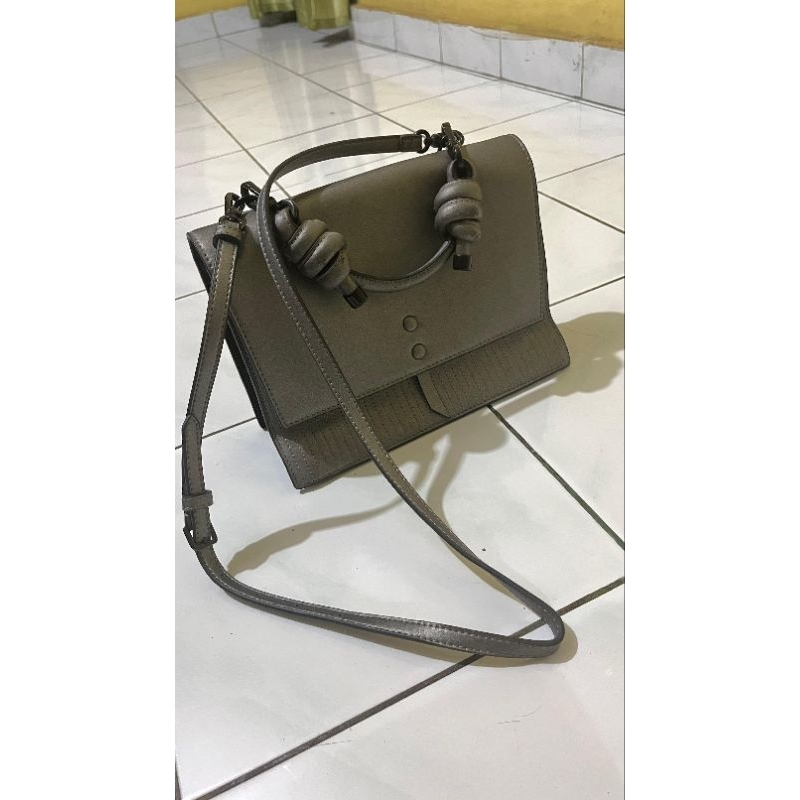 PRELOVED TAS CHARLES & KEITH