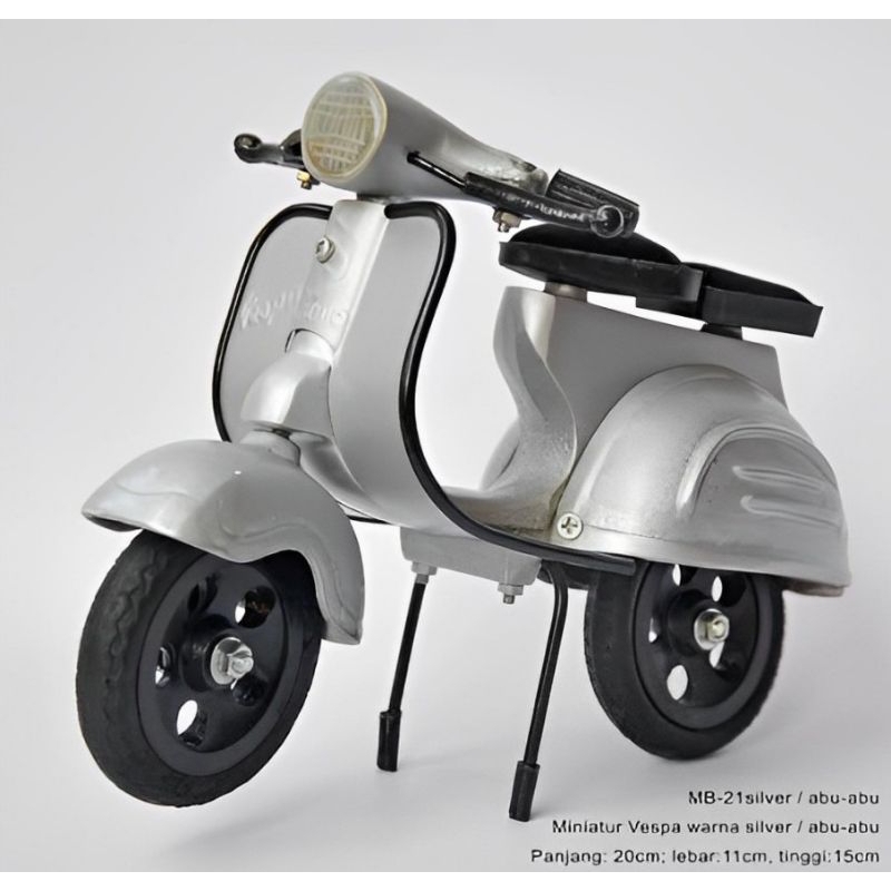 Miniatur vespa warna silver dari besi