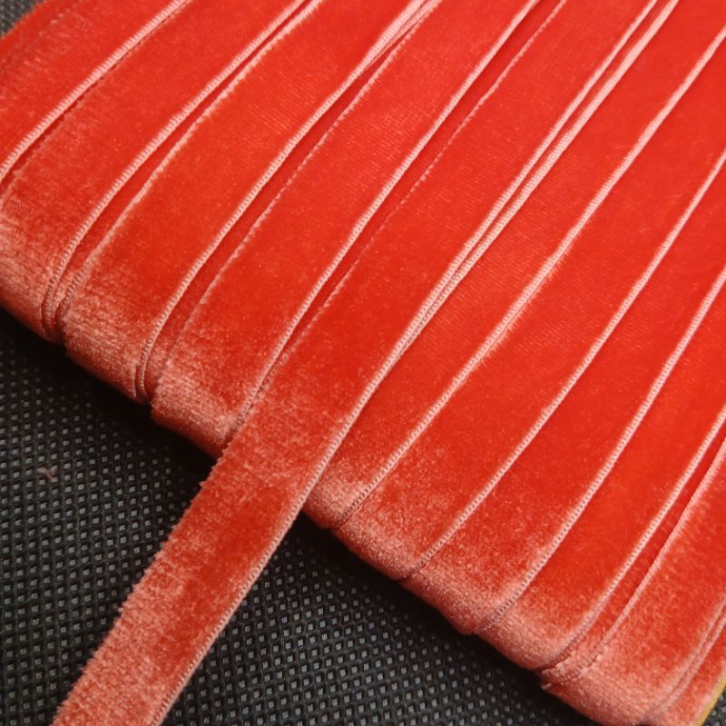 

pita buludru/velvet 1 cm.harga per meter