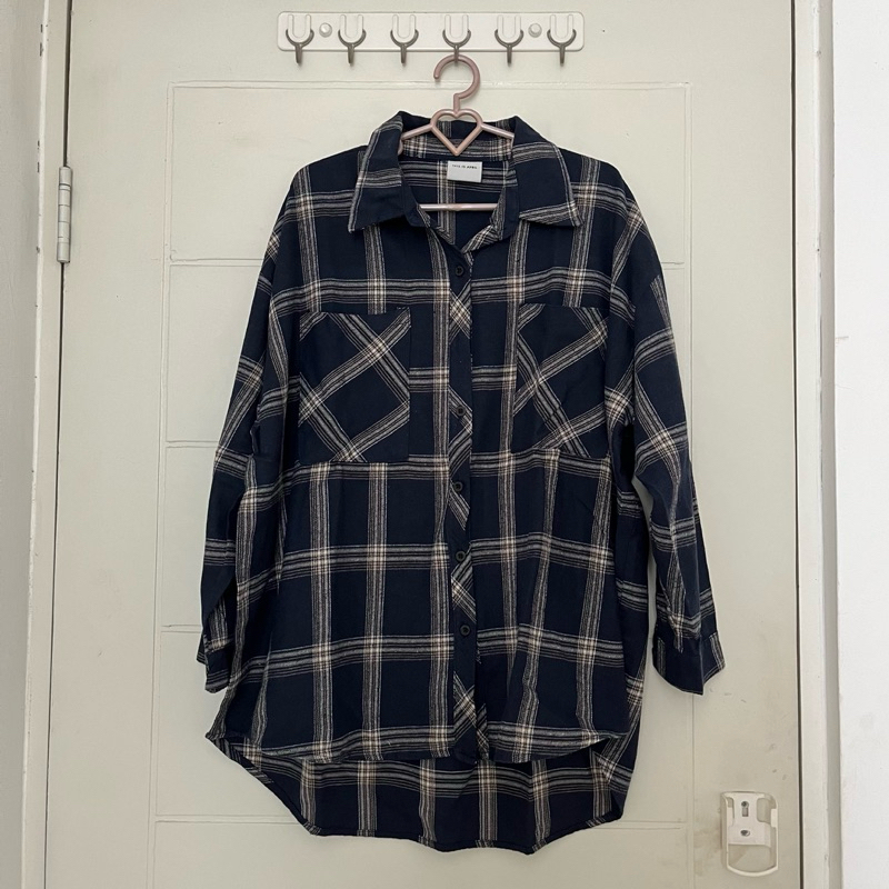 [PRELOVED] Baju Kemeja Flanel Kotak Kotak Biru Dongker Panjang Merk This Is April All Size