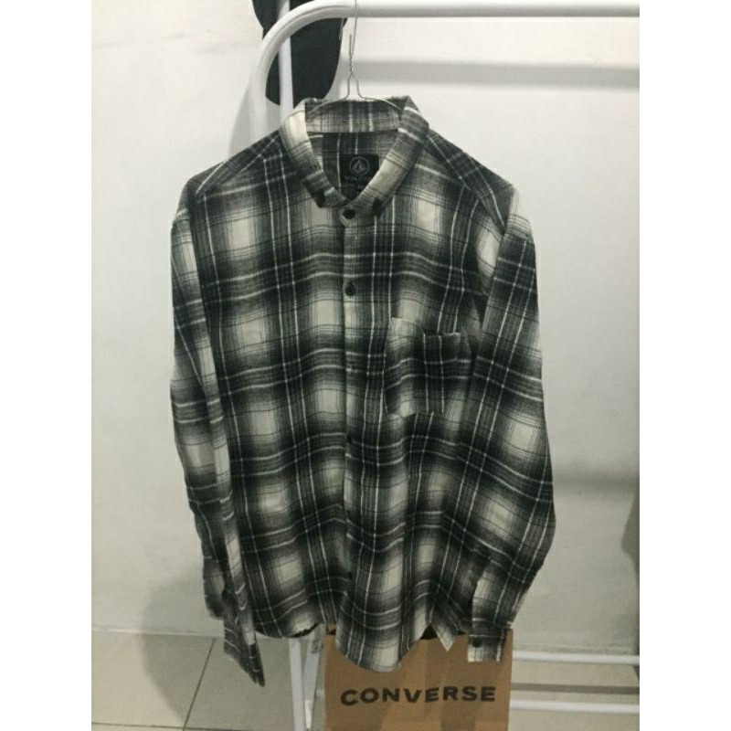 Preloved Kemeja Flanel Volcom