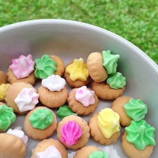 

LIMIT 15gram Biskuit Gem rose kancingMonasjadulWarna WarniIcing Sugar Biscuit