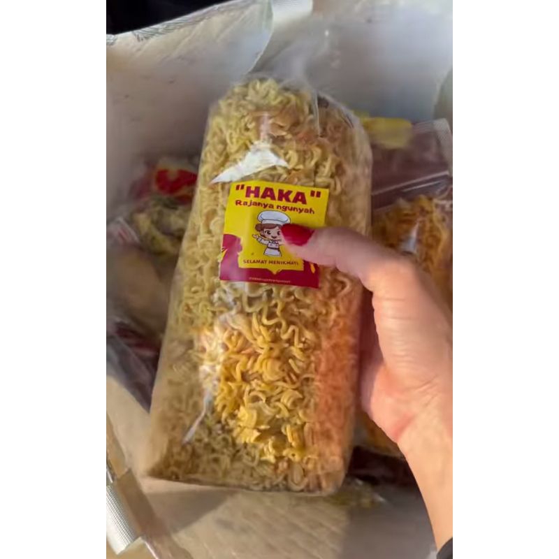 

1/2 kg HAKA MIE KREMES ORIGINAL DAN PEDAS DAUN JERUK 500gram