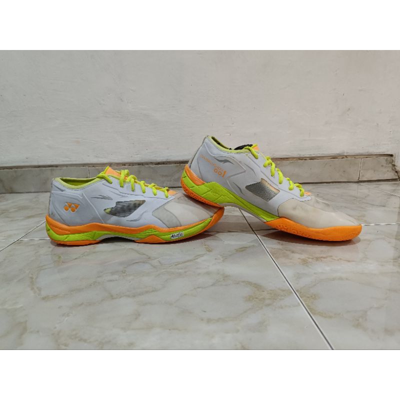 Yonex power cushion 001