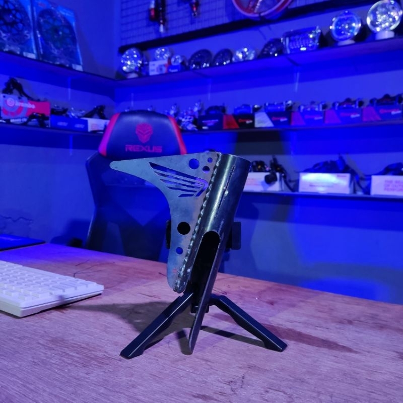 Manisan Rangka Depan CB Logo Honda Besi Bahan