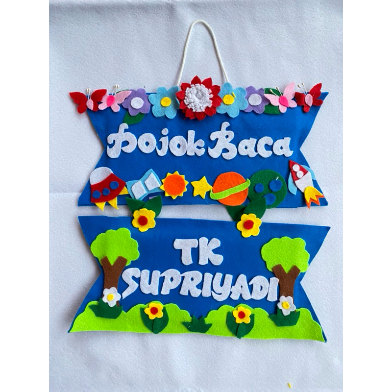 Gantungan dinding hiasan kelas pojok baca custom bahan flanel