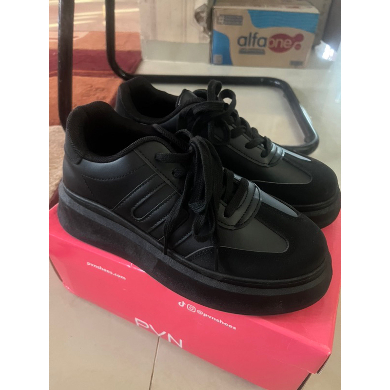 Sepatu hitam pvn masih mulus