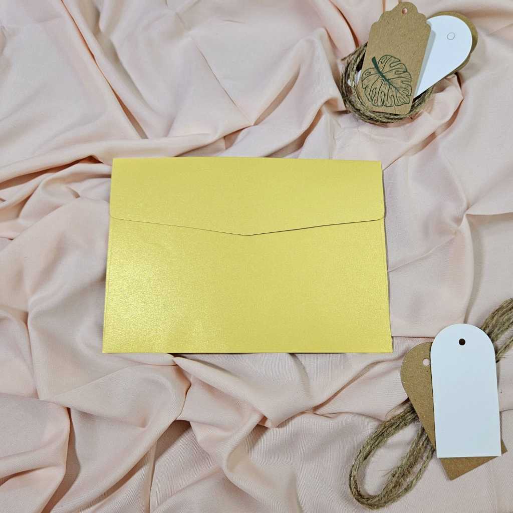 

AMPLOP KUNING PREMIUM / AMPLOP KUNING METALIK / AMPLOP YELLOW PAPER AESTHETIC (B7 A6 & A5)