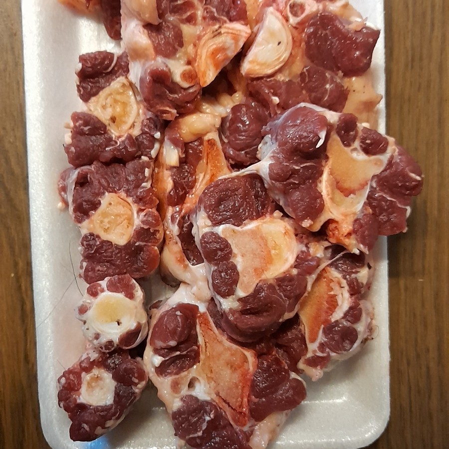 

Buntut Sapi Lokal Beku / Beef Oxtail Mix Cut Frozen 1kg