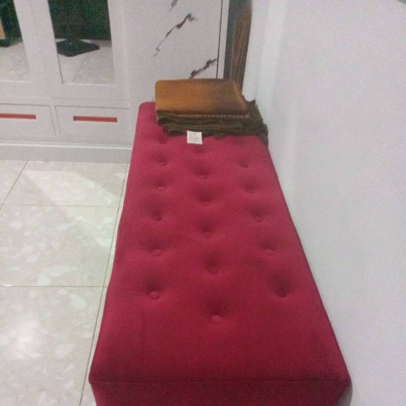 sofa merah maroon mewah