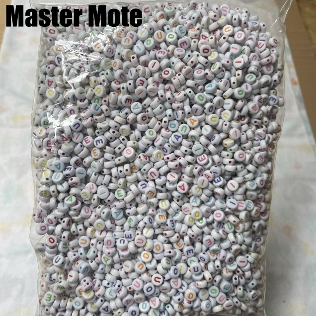 mote huruf vokal AIUEO bulat putih huruf rainbow