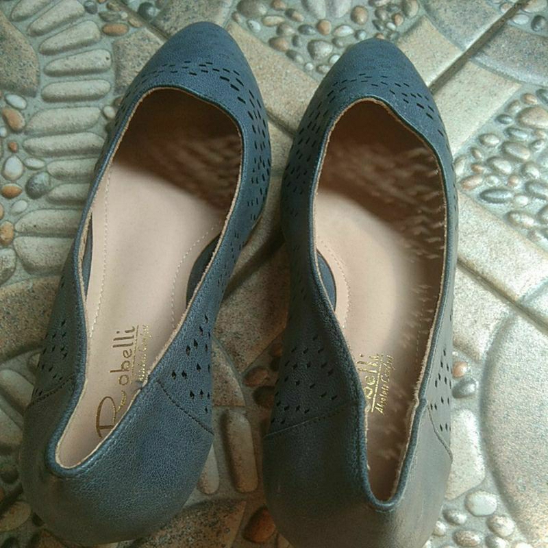 New sepatu merk Robelli. Tdk pernah dipakai.Lepas kardus saja