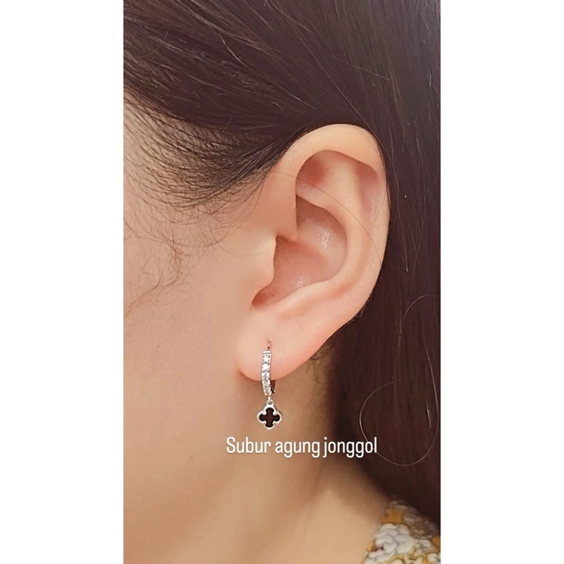 Anting jepit listring clover hitam 8k mas putih