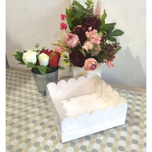

Unggul BOX MIKA PUTIH DUS BOLU KOTAK BROWNIES KARDUS 18x18x8 ISI 1 PCS