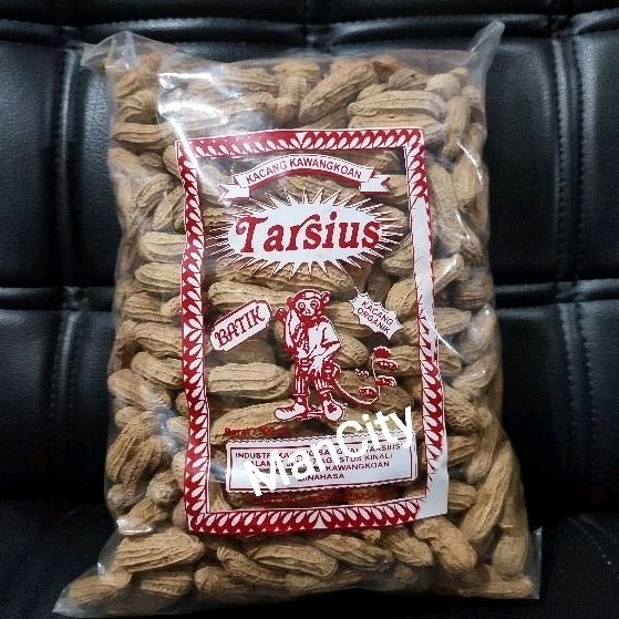 

Tarsius Kacang Sangrai BATIK Besar asli Kawangkoan Manado Ole - Ole / Jajanan / Cemilan Khas Manado Minahasa dibuat dari Kacang tanah pilihan yang diolah secara higienis dan halal. Siap dimakan Ready to Eat