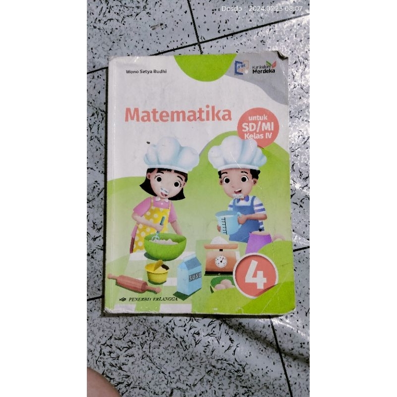Buku matematika kelas 4.