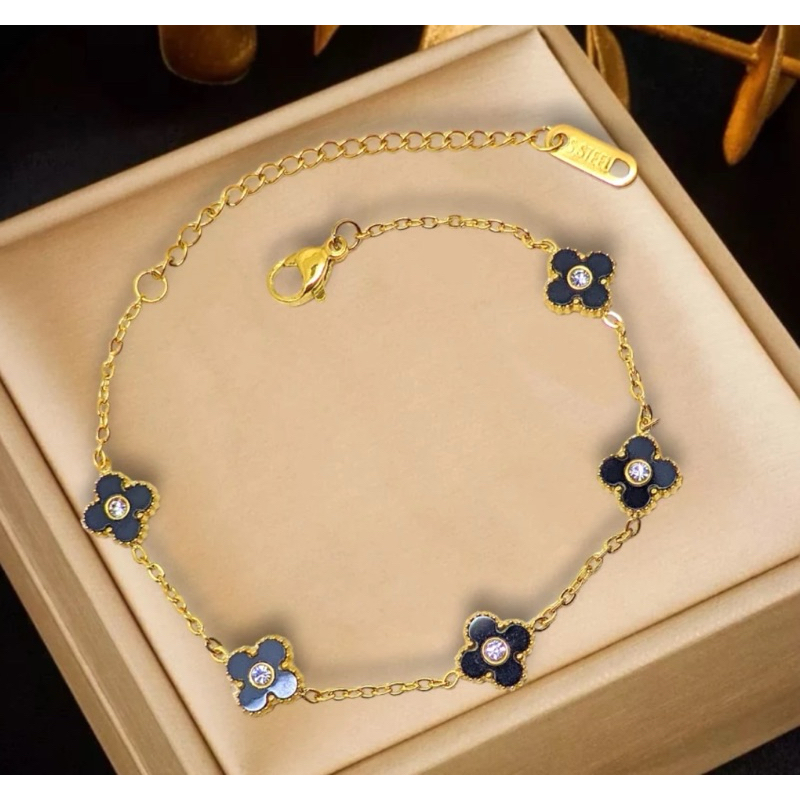 Gelang clover titanium viral