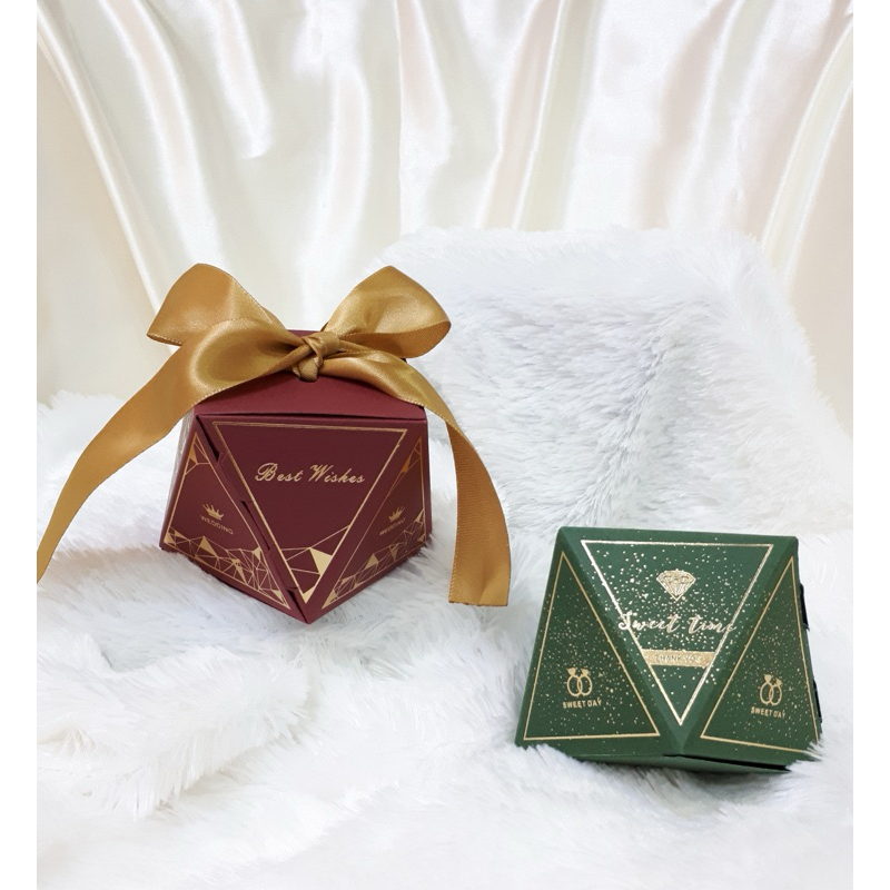 

Gift Box/Kotak Hadiah untuk wedding souvenir