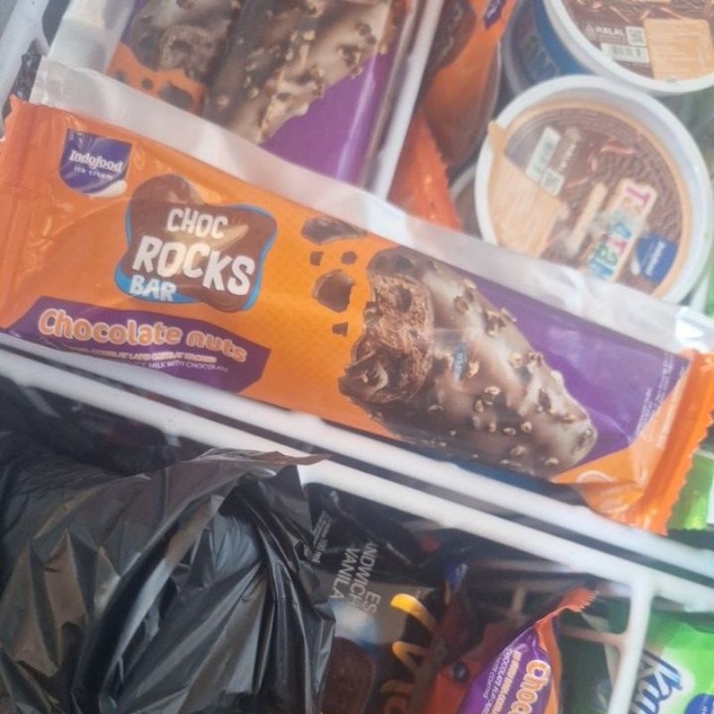 

es coklat kacang. chocolate nuts. es krim