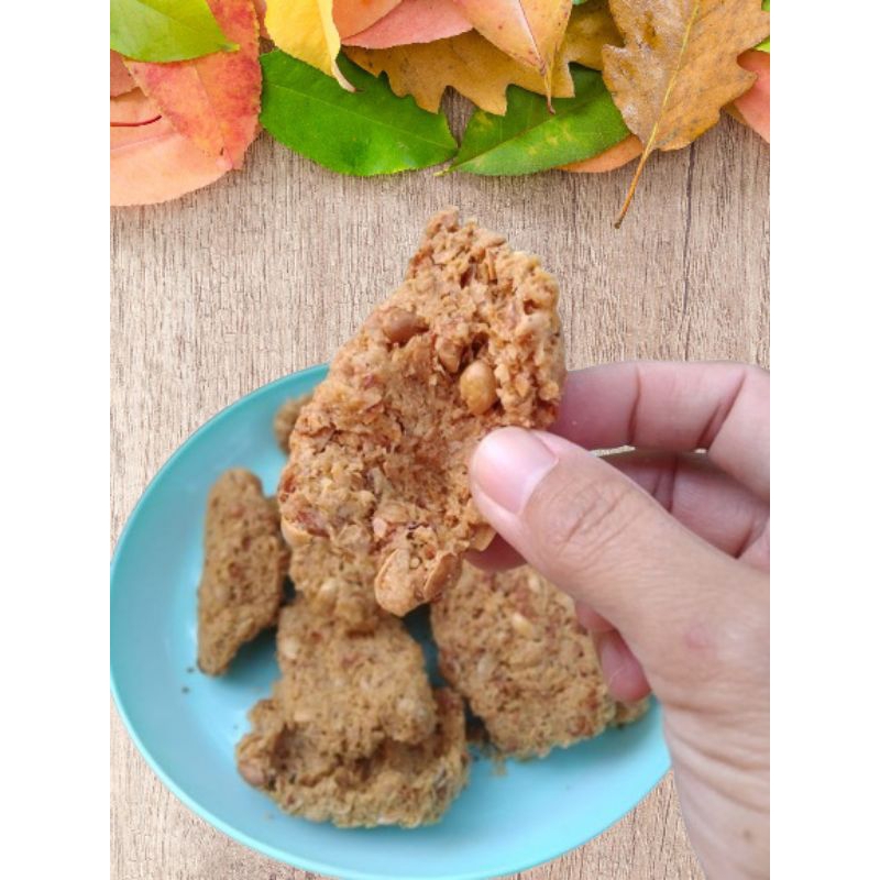 

Lentho mentho kacang tanah dan parutan kelapa cemilan gurih renyah kriuk