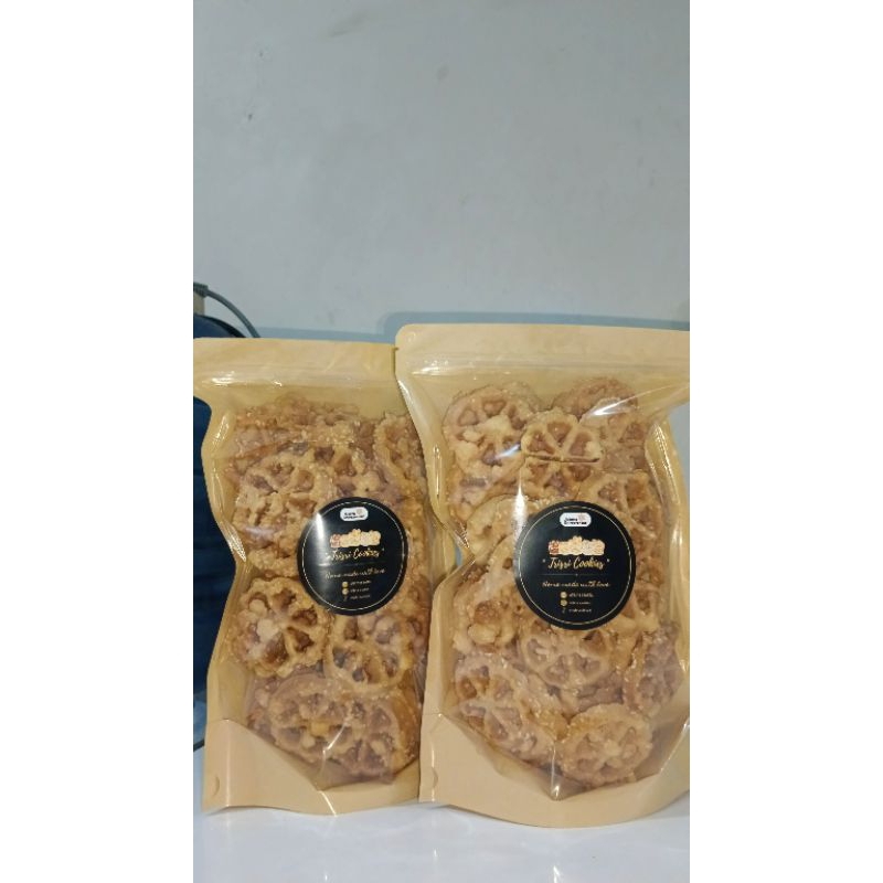 

CEMILAN TRISRICOOKIES KUE KEMBANG GOYANG KACANG MEDE WIJEN