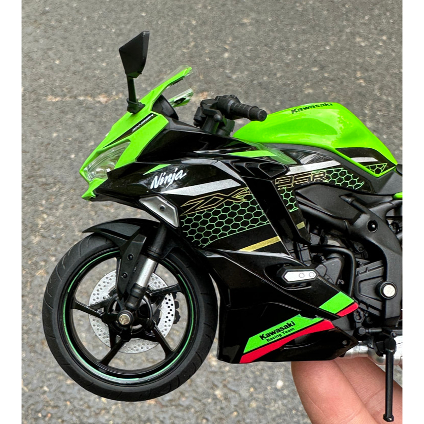 Miniatur Motor Diecast Motor Kawasaki Ninja ZX25R ABS Merk Aoshima Skala 1:12 Original