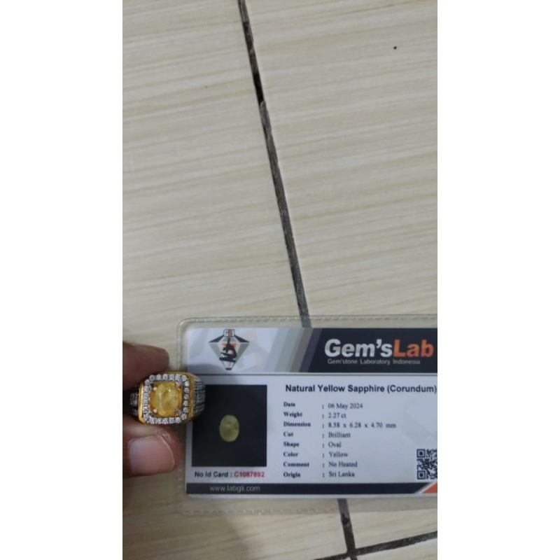 natural yellow sapphire