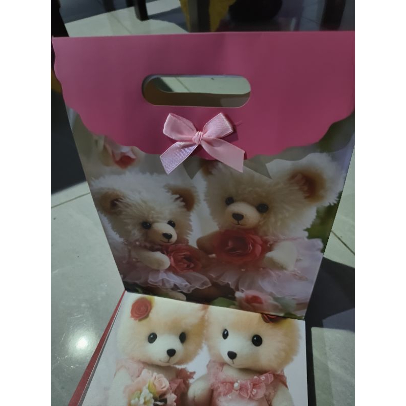 

Surprise Paper Bag Jepret Velcro 24,5 x 31,5 x 12,5cm / Tempat Kado Kertas/ Goodie Bag