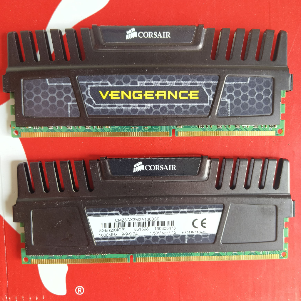 RAM GAMING CORSAIR 8GB KIT 2X4GB PC3-12800/1600MHZ DDR3 VENGEANCE HITAM  LONGDIMM