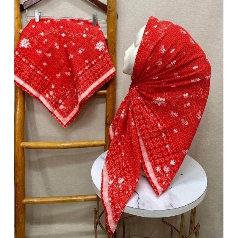 HIJAB SEGI EMPAT VOAL MOTIF BUNGA KECIL MERAH